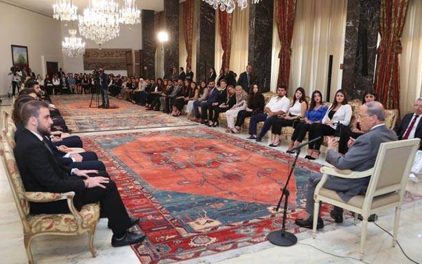 لقاء مفتوح مع نحو 150 طالباًَ من 30 جامعة لبنانية

رئيس الجمهورية : أسعى كأب تسليمكم البلاد في حال افضل مما أستلمتها

مستمرّون بمحاربـة الفساد.. وأسعى لكوتــا توظيفيّة لـــذوي الاحتياجات
