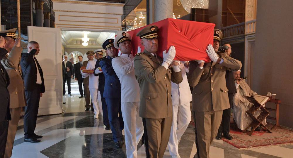 بالفيديو.. السبسي إلى مثواه الأخير وجموع غفيرة تودعه على جانبي الطريق