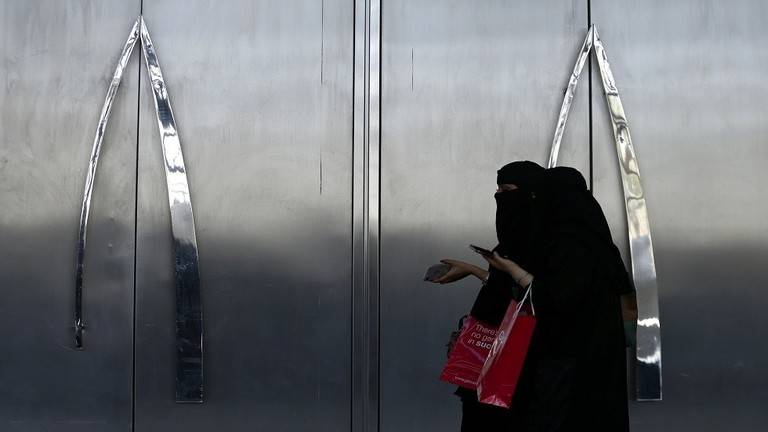 بعد منع النقاب في دولة أوروبية.. سفارة السعودية تنوه!