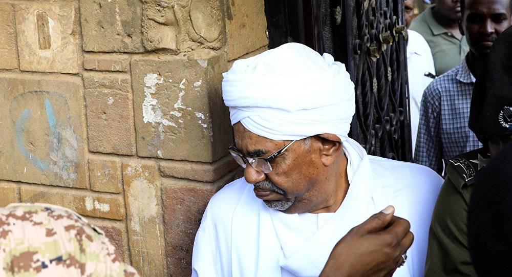 رسميا... تحديد موعد ظهور البشير في قفص المحاكمة