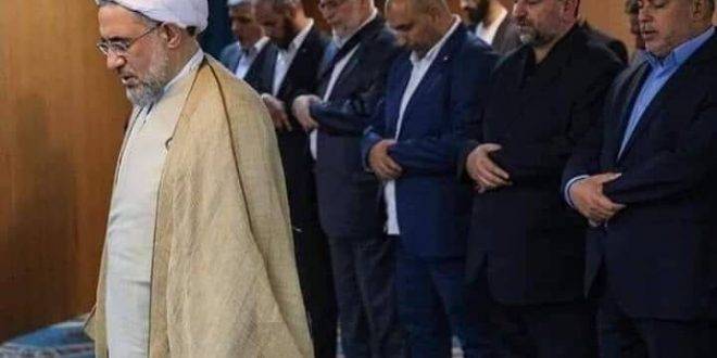 قادة من حماس يصلون خلف إمام شيعي في إيران