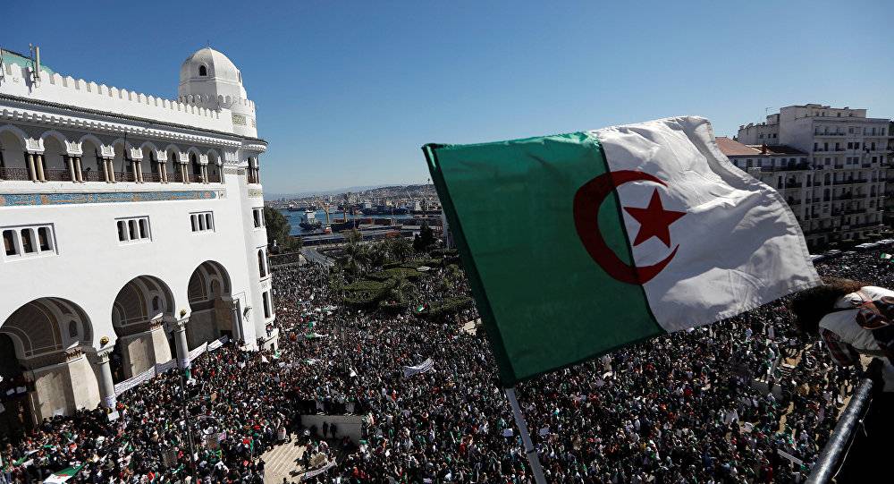 لجنة الحوار تمهل السلطات أسبوعا لتنفيذ إجراءات التهدئة في الجزائر