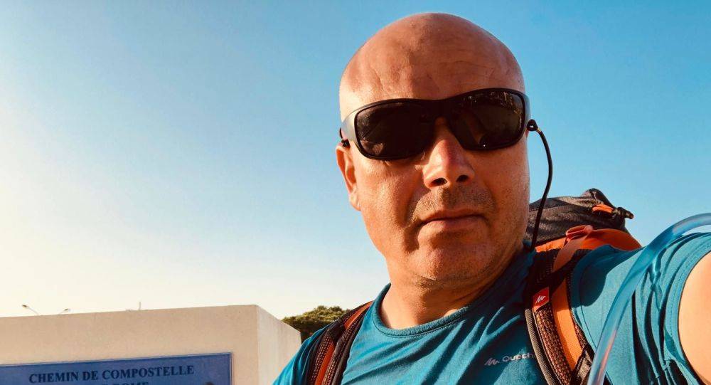 فنان تونسي يقطع 3 آلاف كيلو متر سيرا على الأقدام من فرنسا إلى بلاده