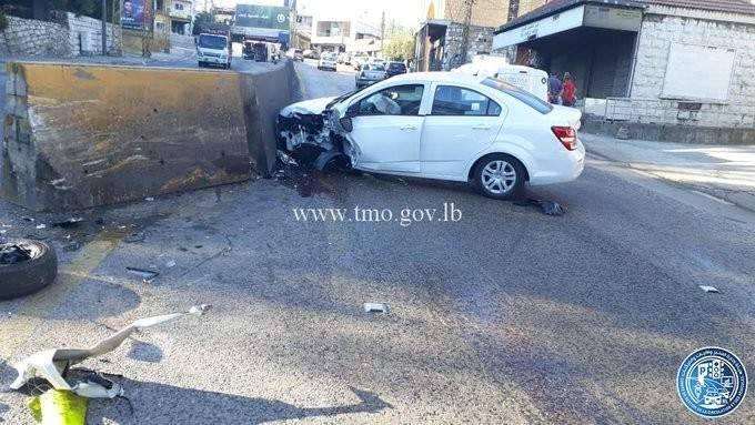 جريح نتيجة اصطدام مركبة بالفاصل الوسطي على طريق عام الكحالة