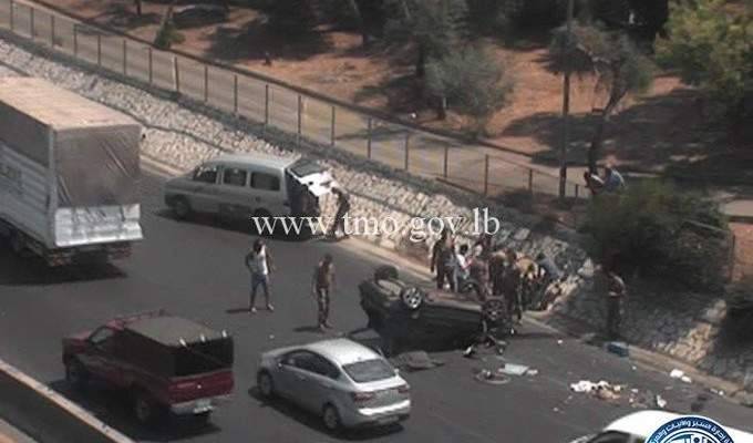 جريح نتيجة انقلاب سيارة على اوتوستراد الضبية المسلك الشرقي