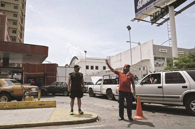 ندرة البنزين تضرب فنزويلا مع تراجع الإنتاج ونقص السيولة