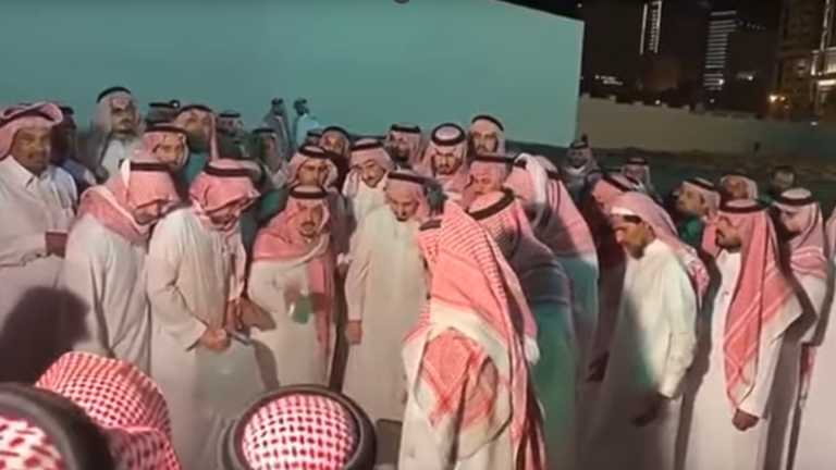 بالفيديو.. أمير الرياض يجهش بالبكاء خلال تشييع والده