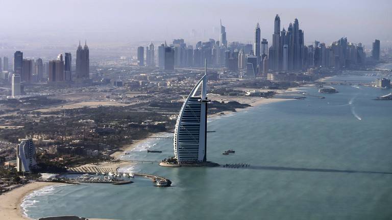 الإمارات.. عملاق سياحي يسرح مئات الموظفين