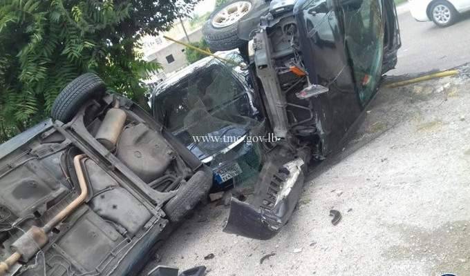 اصطدام مركبة بمعرض للسيارات وانقلابها جانب طريق عام سهيلة جعيتا