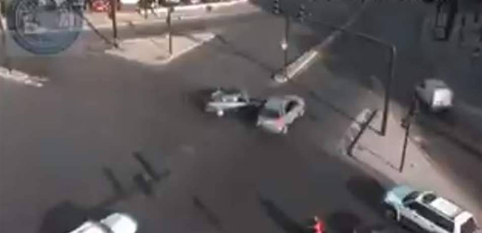 حادث صباحي على تقاطع "الشيفروليه"! (فيديو)