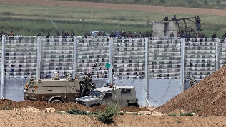 الجيش الإسرائيلي يقتل فلسطينيا جرح جنودا على حدود غزة