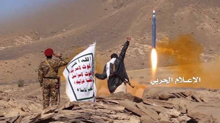 الحوثيون يعلنون إطلاق صاروخ باليستي على موقع عسكري في الدمام