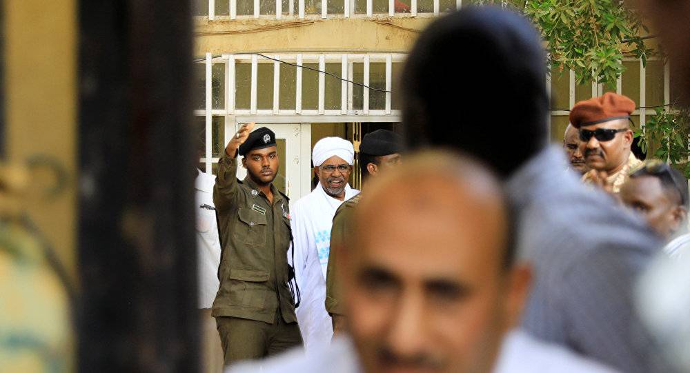 السودان يعلن تأجيل محاكمة البشير لدواع أمنية