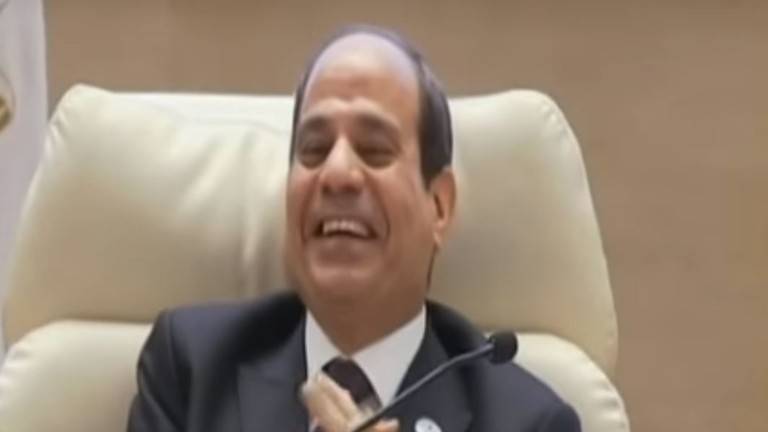 بالفيديو.. ضحك متواصل للرئيس المصري بعد صور ساخرة عن الأوضاع الاقتصادية