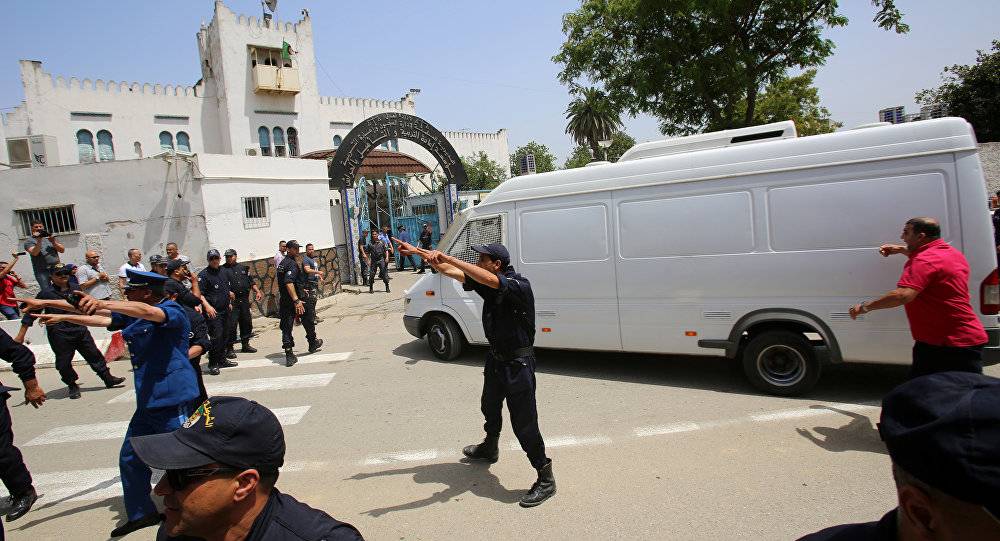 هروب وزيرة جزائرية إلى فرنسا قبل مواجهتها بـ"اختفاء الخيمة العملاقة"