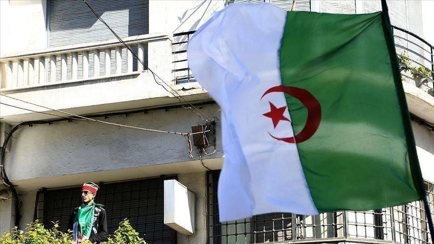 وزيرة جزائرية سابقة متابعة في قضايا فساد تنفي فرارها إلى فرنسا