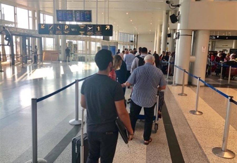 بالصور: نجل أرسلان ينتظر بالصف في مطار بيروت