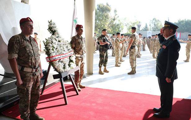 احتفالات بعيد الجيش الـ74 في مختلف المناطق...

وأكاليل من الزهر على أضرحة قادة الجيش السابقين