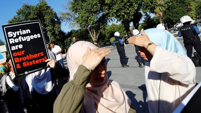تركيا: عودة 300 سوري إلى بلادهم في يوم واحد
