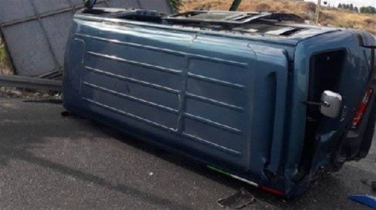 جرحى في حادث سير بين شاحنة وفان لنقل الركاب