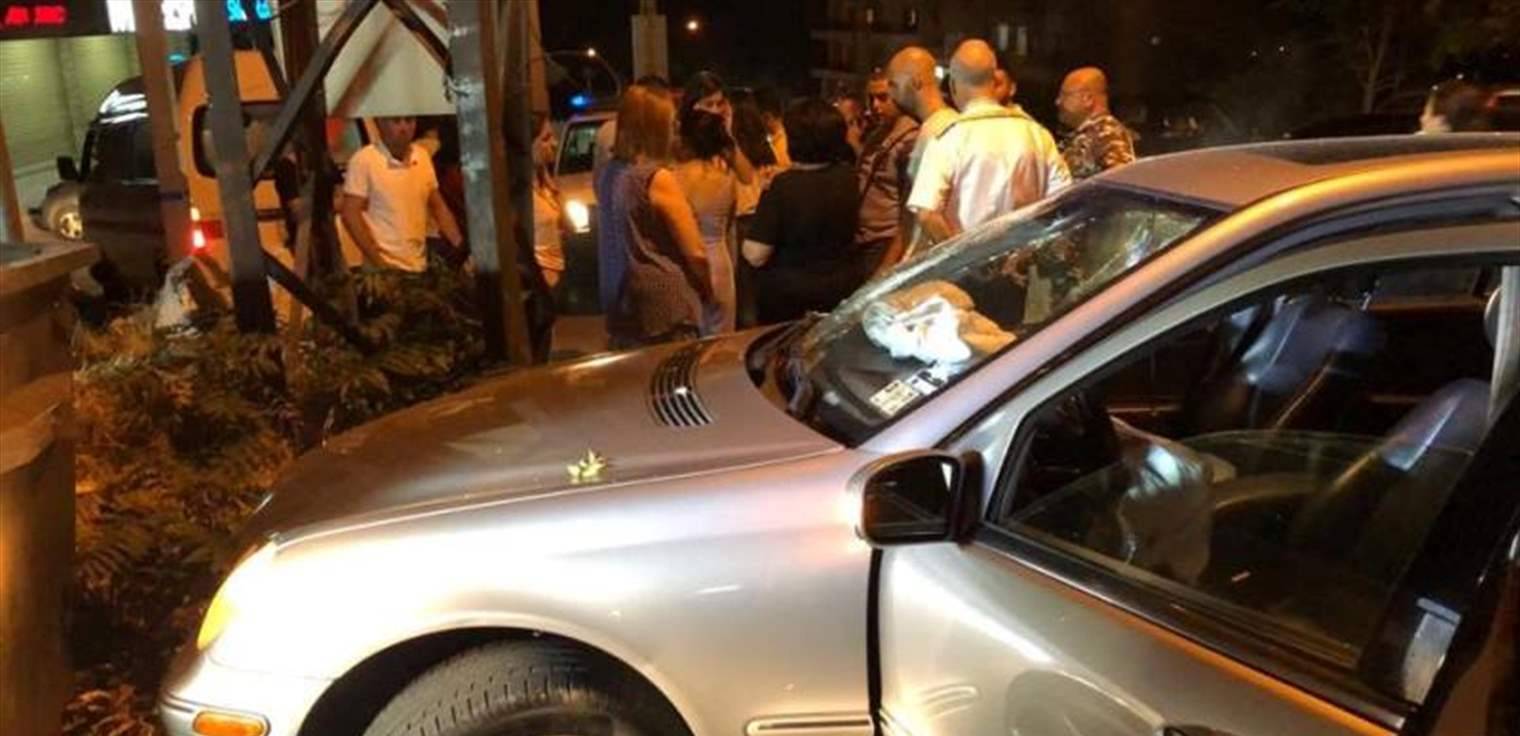 3 جرحى باصطدام سيارة بعمود كهرباء في فيطرون