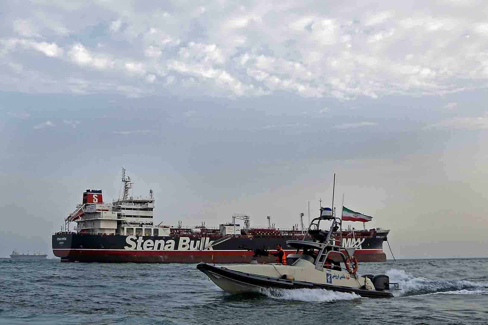 طهران : وصلتنا رسائل ايجابية من السعودية والامارات
الحرس الثوري يحتجز سفينة نفط في الخليج
