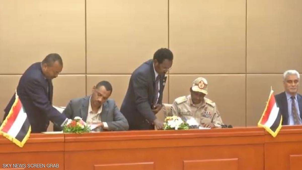 السودان...التوقيع بالاحرف الاولى على الاعلان الدستوري