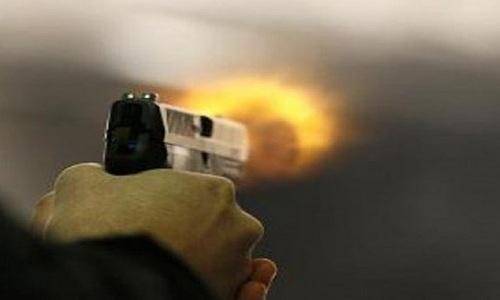 إصابة امرأة وطفلها وشخصا آخر.. بإطلاق نار على منزل