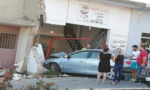 بالصورة: اجتاحت سيارتهما محلا لبيع الدجاج في القليعة!