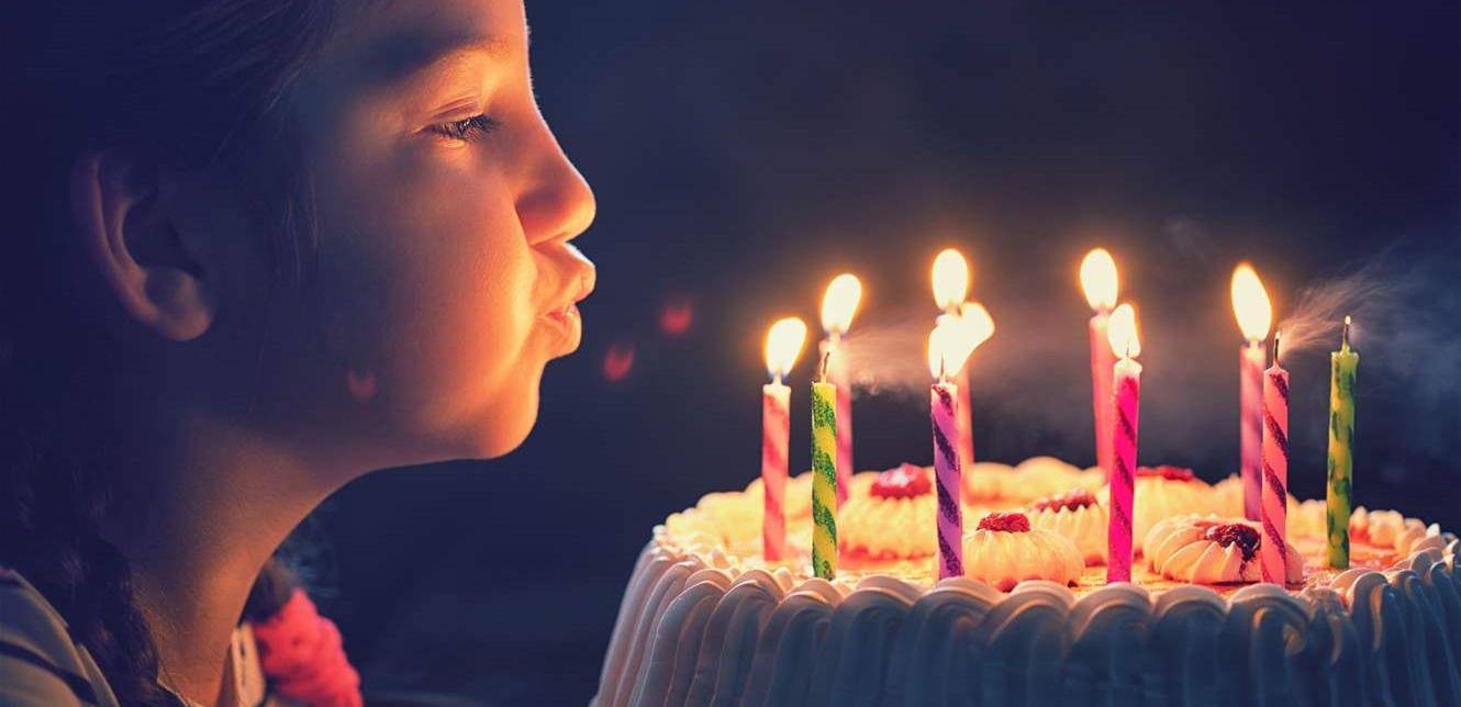 حقيقة صادمة.. النفخ على شموع قالب حلوى الميلاد ليس صحياً