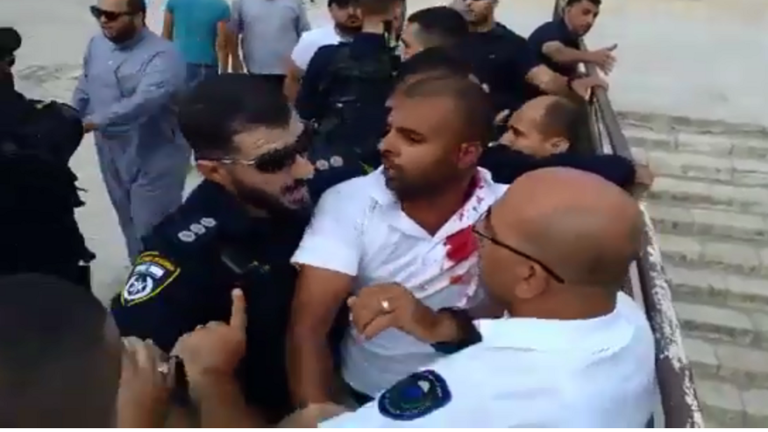 بالفيديو۔۔۔ القوات الإسرائيلية تعتدي على حارس الأقصى وتعتقله