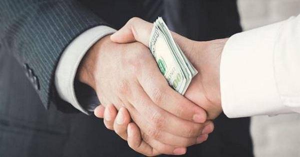 يتقاضى رشى من المواطنين في أميون... مقابل تخليص معاملاتهم