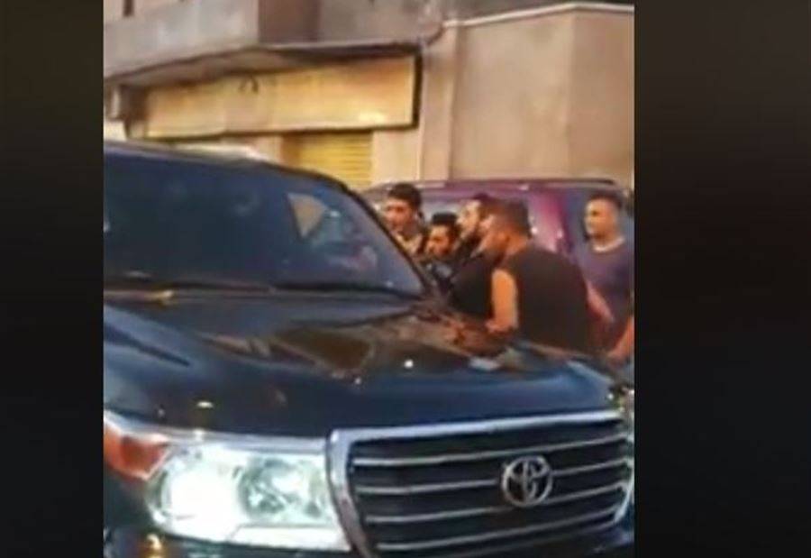 بالفيديو: بعد المصالحة.. جنبلاط يقود سيارته بنفسه الى قبرشمون!