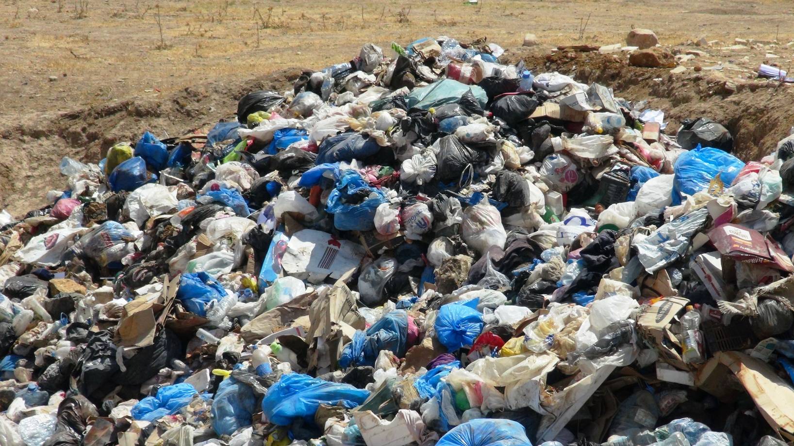 «النكايات» السياسية تعطّل حلول النفايات... والاوبئة والسموم تعممّ الشمال