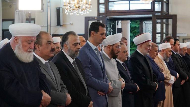 الأسد يؤدي صلاة عيد الأضحى بجامع وسط دمشق (بالصور)