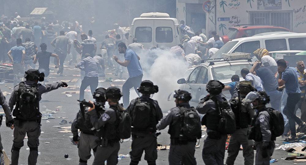 اندلاع اشتباكات في المسجد الأقصى بين مصلين والشرطة الإسرائيلية