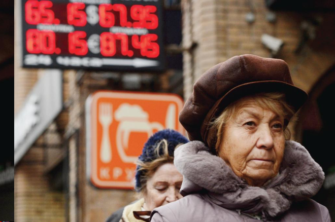 مع تفاقم التوترات التجارية والعقوبات .. وعود بوتين بتقليص الاعتماد على الدولار تتحول إلى واقع