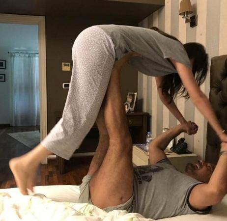 بالصورة: "رجعتوني 20 سنة لورا"... عاصي الحلاني يلاعب إبنته ماريتا!
