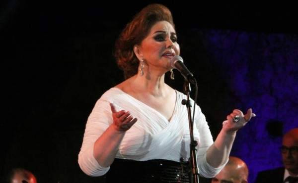 ميادة الحناوي في أول تصريح لها بعد سقوطها على المسرح