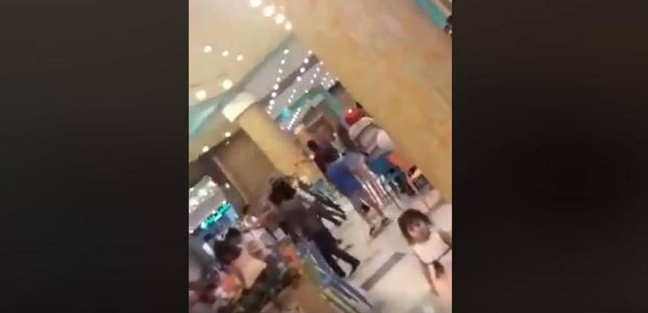 إشكالٌ وتضارب بالكراسي في "الكاسكادا مول"! (فيديو)
