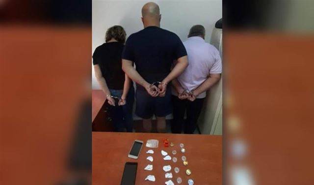 يروّج المخدرات في المعاملتين بمعاونة زوجته!