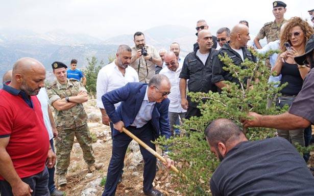 جال في جزين وشارك في افتتاح ساحة الجيش في عين دارة

بو صعب: الجيش هو ضمانتنا وحامينا

ولا طرقات ستقفل بعد اليوم أمام أحد