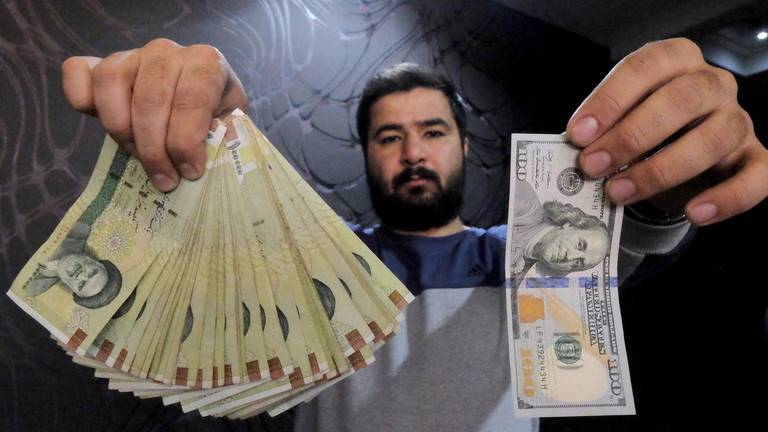إيران تواصل "غربلة" عملتها وتعطي نفسا جديدا لـ "التومان"!