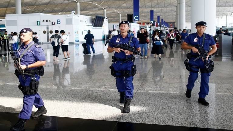 الشرطة تعتقل 5 في مطار هونغ كونغ احتجزوا ضابطا وصحفيا