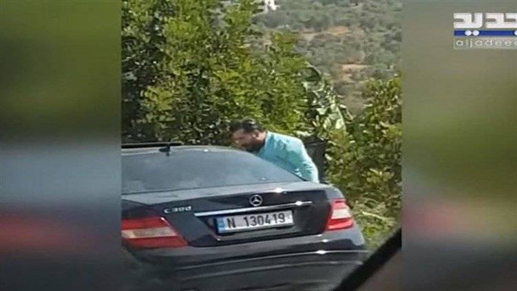 فيديو برسم القوى الأمنية.. شاب يعتدي بالضرب على امرأة في سيارته وسط الشارع!