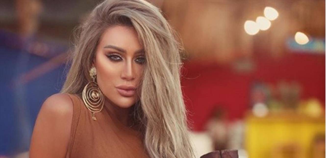مايا دياب تعتمد موضة غريبة.. حقيبتان واكسسوار في يديها (صورة)