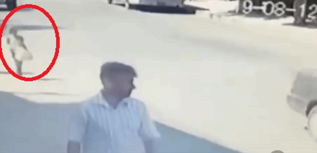 فيديو يحبس الأنفاس: طفلة تنجو من حادث مروع بقرنايل.. شاهدوا كيف تدخل القدر!