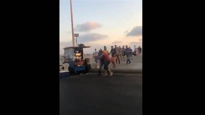 إشكال وتضارب بسبب "عربة لبيع القهوة"... ماذا حصل على كورنيش صيدا؟ (فيديو)