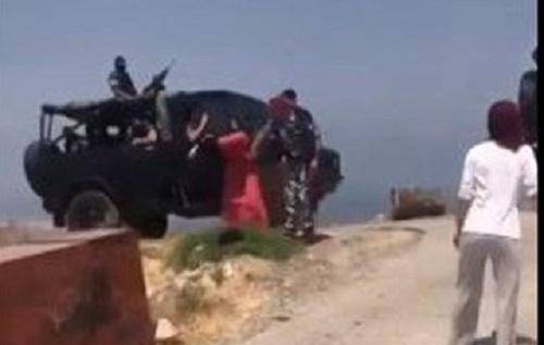 بالفيديو: حاولت قطع الطريق... فاعتُدي عليها من عنصر امني