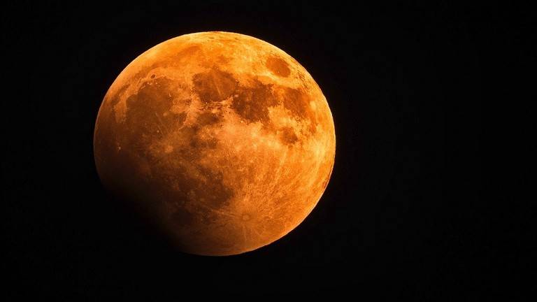 مسبار القمر الهندي يغادر مدار الأرض